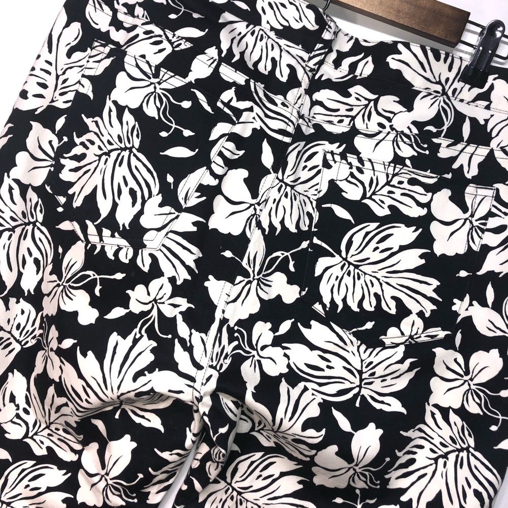 Chaps Navy Blue and White Floral Cropped Pants - Picture 6 of 6